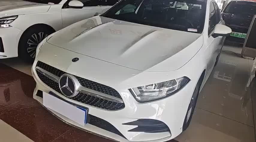 奔驰A级 2020款 改款 A 180 L 运动轿车实拍1