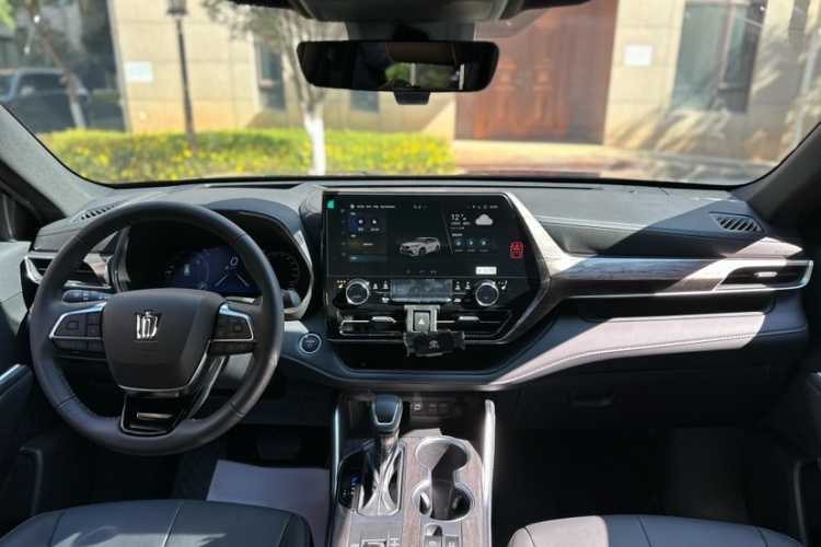 丰田 皇冠陆放 2024款 2.5L HEV四驱尊贵版中控内饰7003