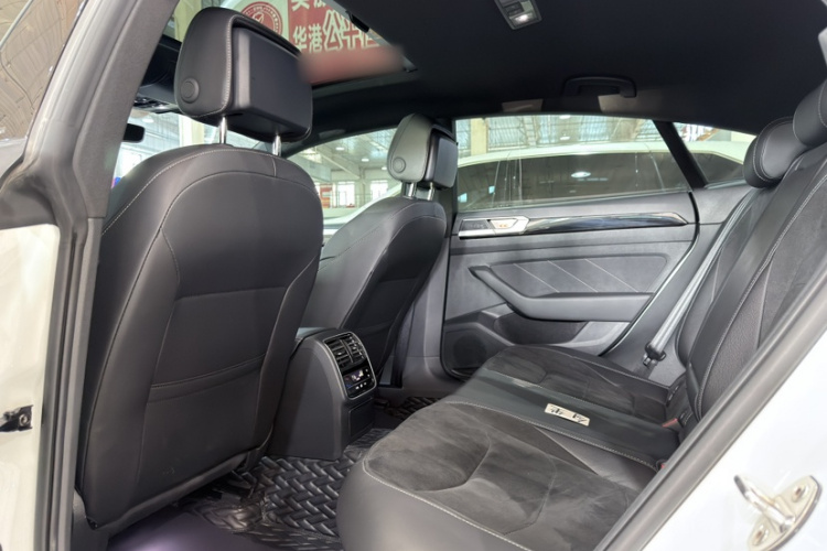 一汽-大众CC 2023款 330TSI 炫目版中控内饰7001