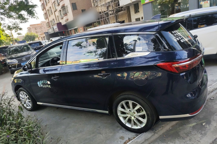 比亚迪 宋MAX 2021款 升级版 1.5T 手动豪华型 7座车身外观4