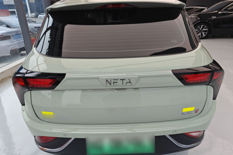 哪吒汽车 哪吒V 2022款 潮 400 Lite车身外观6