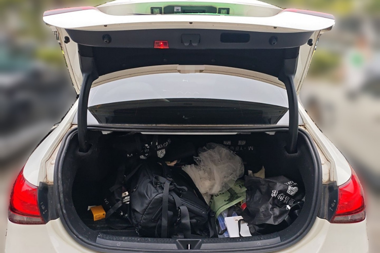 奔驰A级 2019款 A 180 L 运动轿车局部细节23