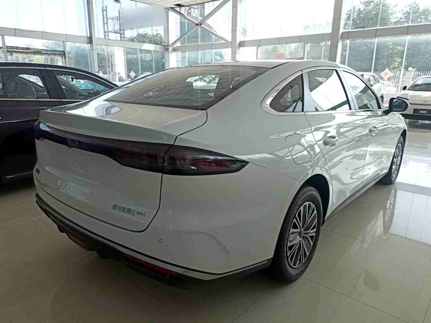 车辆右后45度外观展示