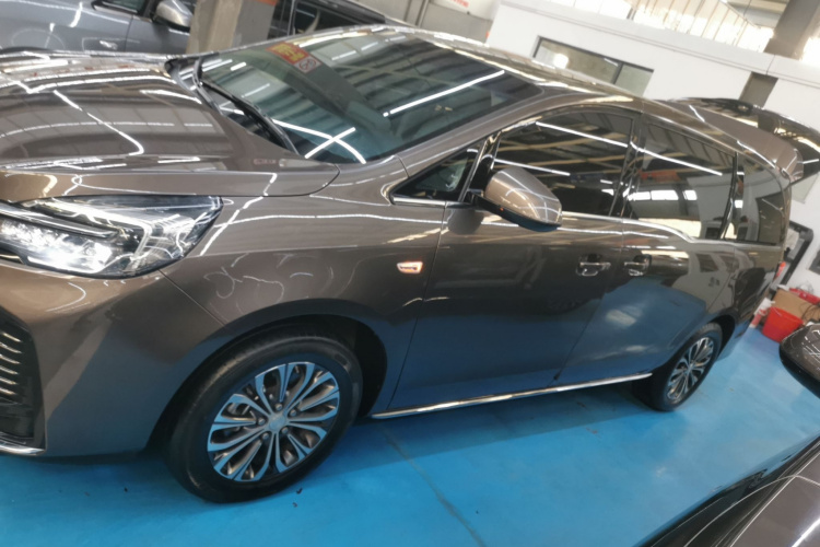 别克GL8 2023款 陆上公务舱 舒适型车身外观4