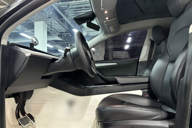 特斯拉 Model Y 2023款 长续航全轮驱动版中控内饰7002