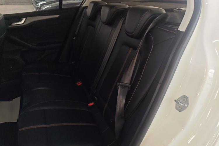 福特 福克斯 2022款 三厢 EcoBoost 180 自动竞速版中控内饰21