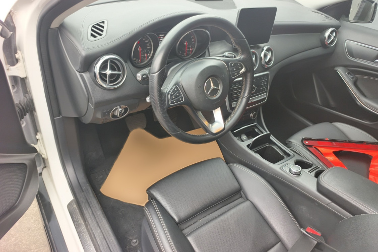 奔驰GLA 2018款 GLA 220 4MATIC 运动型局部细节13