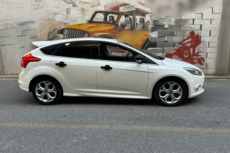 福特 福克斯 2012款 两厢 2.0L 自动豪华运动型车身外观6003