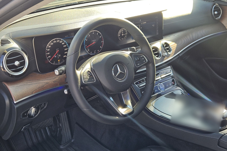 奔驰E级 2017款 E 300 L 豪华型中控内饰7001