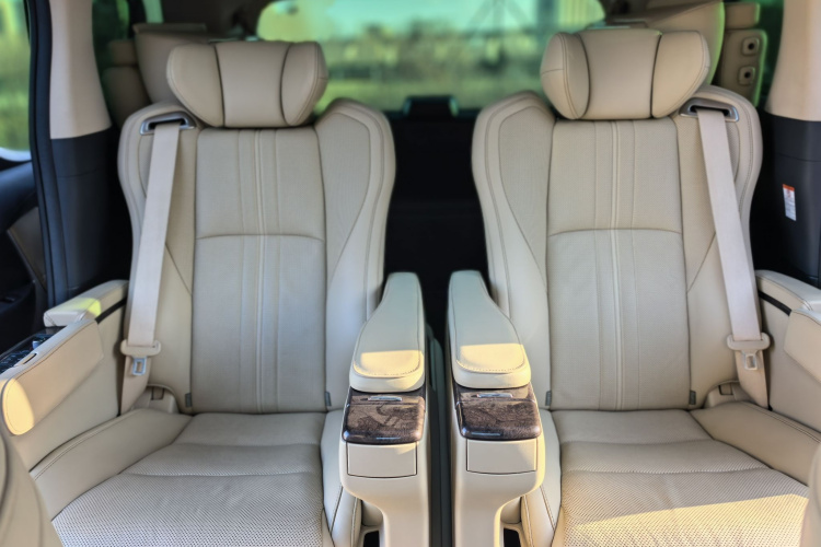 丰田 威尔法 2021款 皇冠 双擎 2.5L HV至尊版局部细节9007