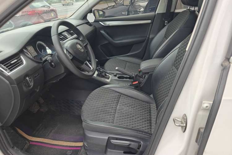 斯柯达 明锐 2019款 1.5L 自动智行豪华版 国V中控内饰7005