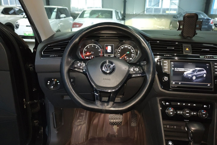 大众 途观L 2018款 330TSI 自动两驱舒适版中控内饰13