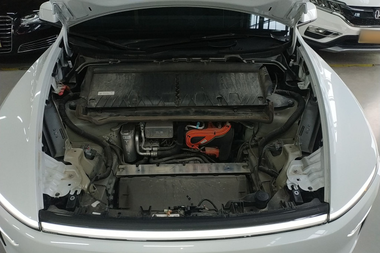 特斯拉 Model Y 2025款 长续航全轮驱动 首发版机舱底盘24