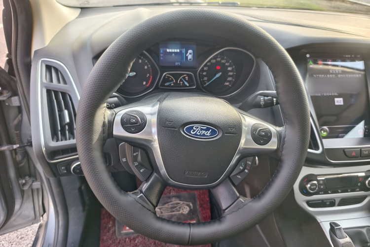 福特 福克斯 2012款 两厢 2.0L 手动豪华运动型车身外观6007