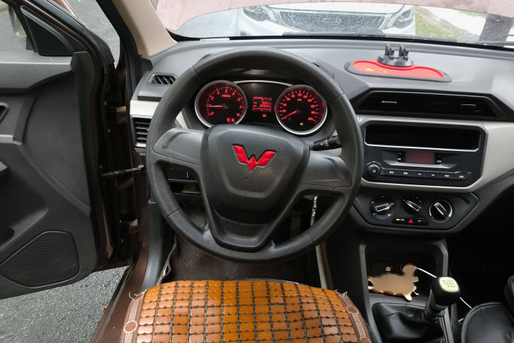 五菱汽车 五菱宏光 2021款 1.5L改款 S标准型 液压助力LAR局部细节13