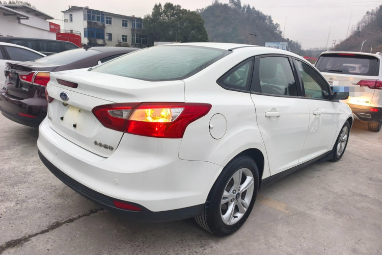 福特 福克斯 2012款 三厢 1.6L 自动风尚型车身外观7