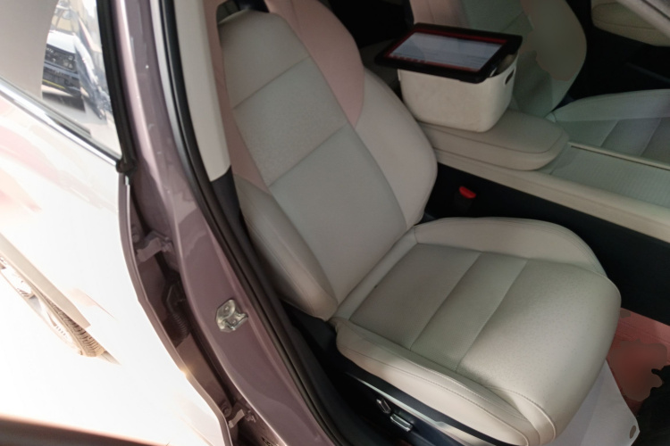 领克06 2025款 Shero 1.5T 紫色特别版局部细节41