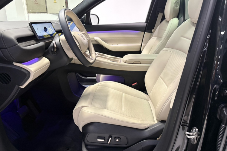 蔚来ES6 2024款 75kWh中控内饰7004