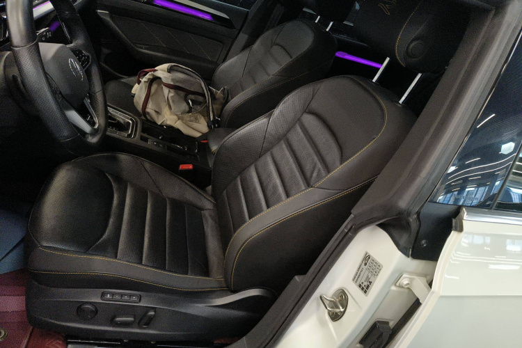 一汽-大众CC 2023款 380TSI 夺目版中控内饰19