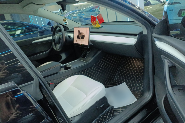 特斯拉 Model Y 2022款 长续航全轮驱动版局部细节41