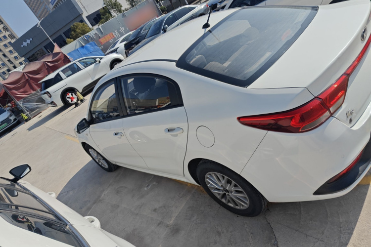 起亚K2 2017款 三厢 1.4L MT GLS车身外观4