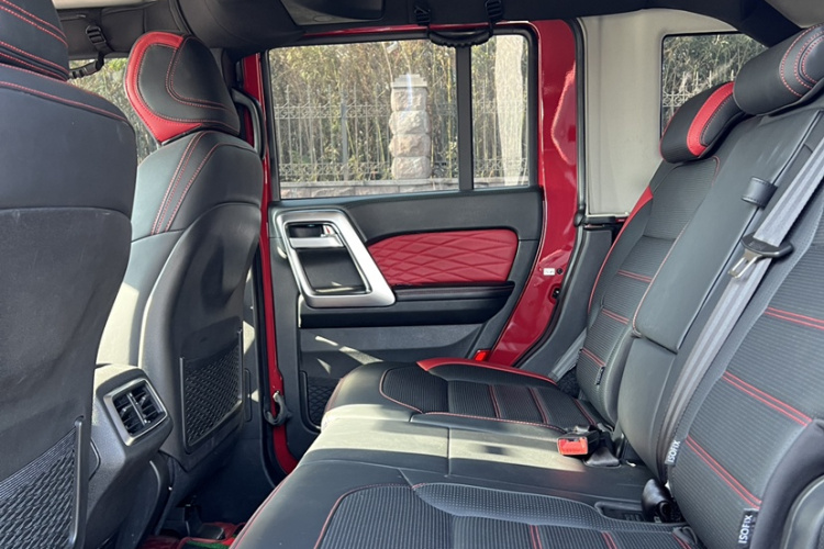 北京BJ40 2023款 2.0T 自动四驱城市猎人版侠客型中控内饰7002