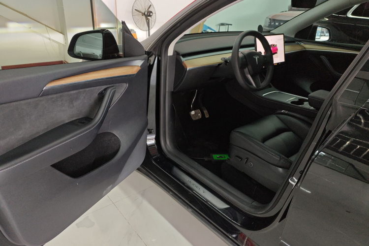 特斯拉 Model Y 2022款 改款 后轮驱动版中控内饰7003