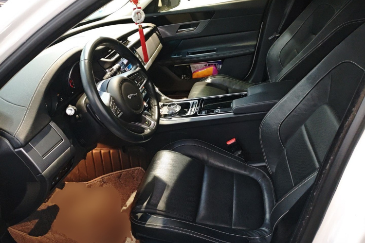 捷豹XF 2016款 XF 2.0T 两驱R-Sport运动版局部细节19