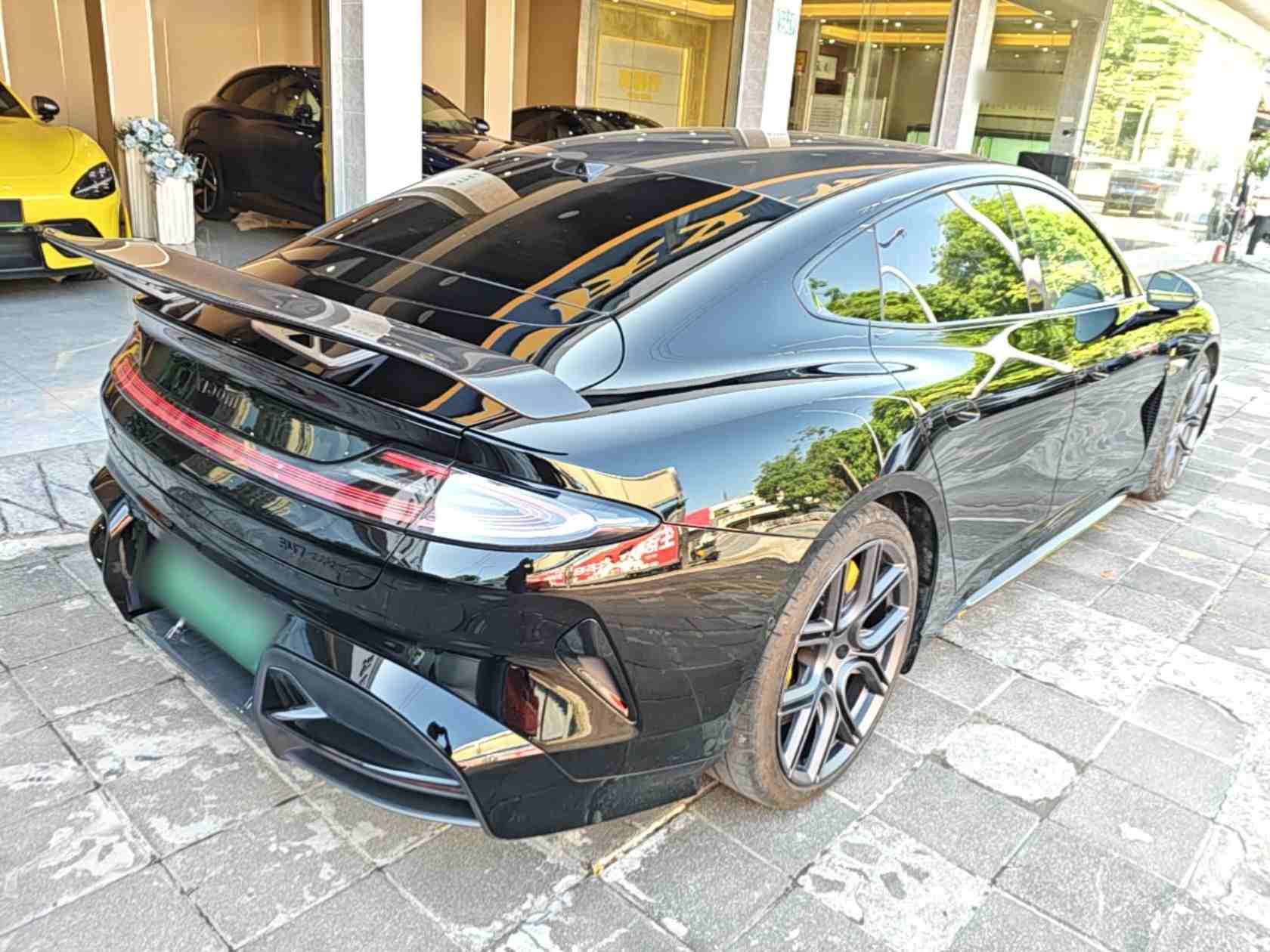 车辆右后45度视角整体展示