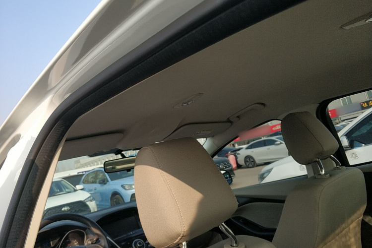 福特 福克斯 2015款 三厢 1.6L 手动舒适型局部细节22