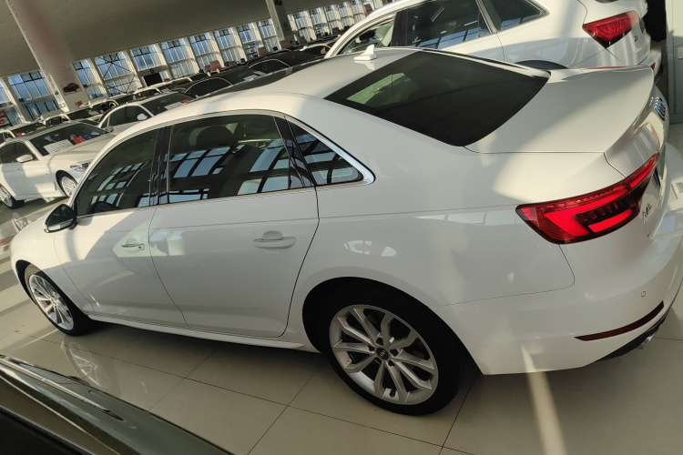 奥迪A4L 2017款 Plus 40 TFSI 风尚型车身外观4
