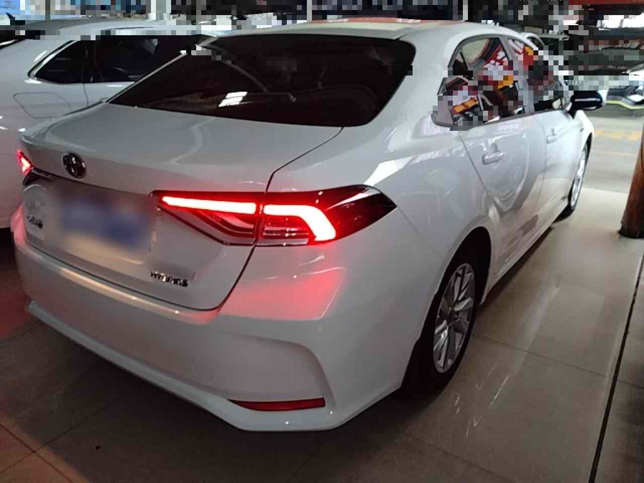 丰田 卡罗拉 2023款 1.8L 智能电混双擎 精英版(4)