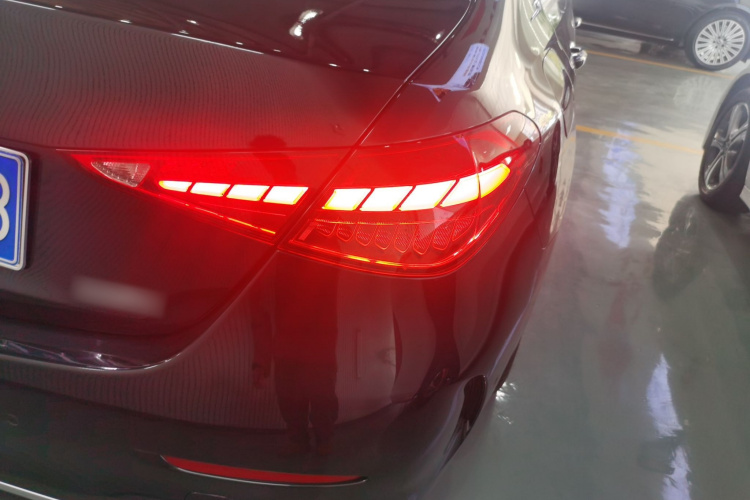 奔驰C级 2023款 改款二 C 260 L 运动版车身外观9