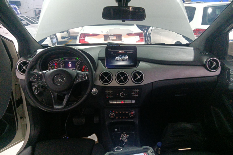 奔驰B级 2018款 B 200 时尚型中控内饰12