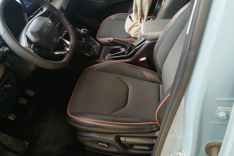 宝骏RS-3 2020款 1.5L 手动智能豪华型中控内饰19