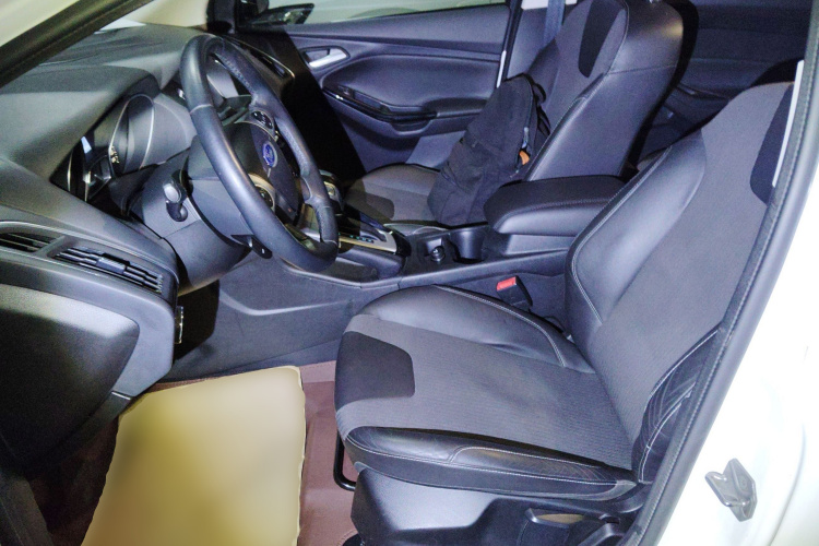 福特 福克斯 2012款 两厢 2.0L 自动豪华运动型局部细节19