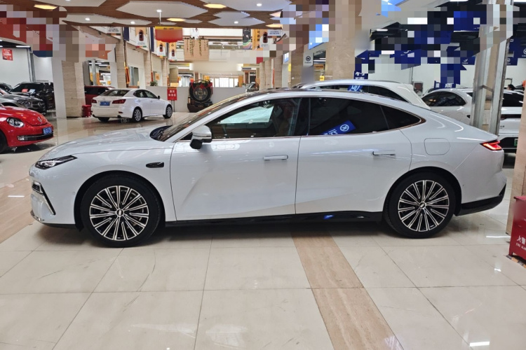 吉利银河 银河星耀8 2025款 130km EM-i 旗舰版车身外观4