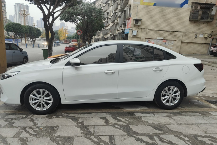 荣威i5 2023款 1.5L 手动舒享版车身外观4