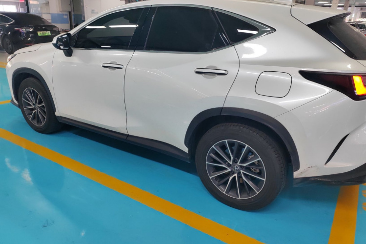 雷克萨斯NX 2023款 260 前驱 创驰版车身外观4