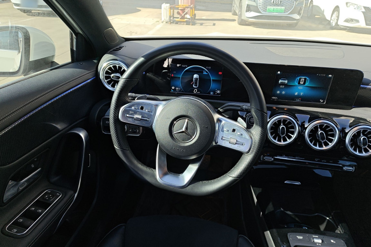 奔驰A级 2019款 A 180 L 运动轿车中控内饰13