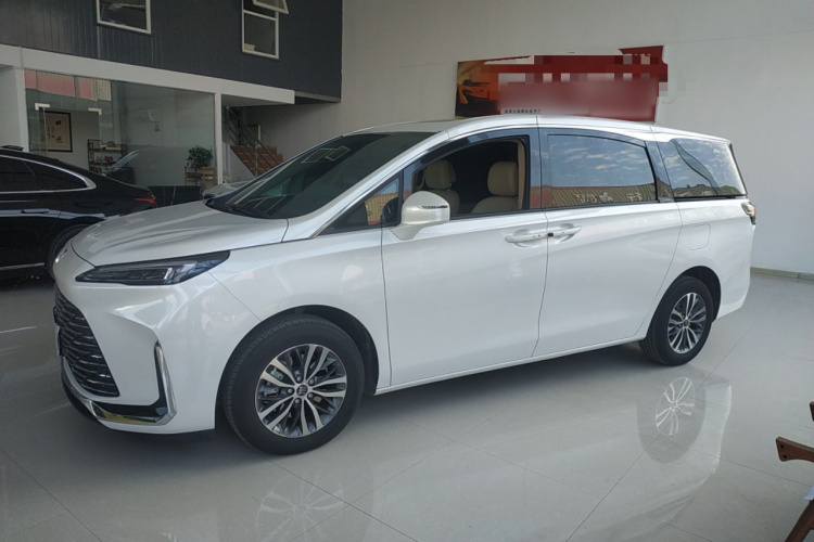 别克GL8 2025款 陆上公务舱 先享版车身外观4