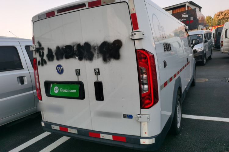 福田 智蓝精灵E7 2024款 改款 纯电动厢式运输车 平顶2座 亿纬锂能41.86kWh车身外观7