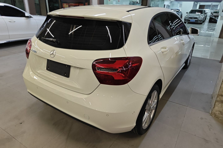 奔驰A级(进口) 2018款 A 200 动感型车身外观7