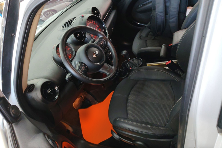 MINI Countryman 2016款 1.6T COOPER ALL4 Fun装备控局部细节19