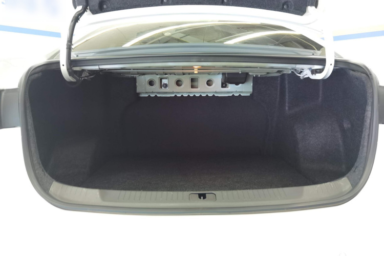 别克 英朗 2021款 改款 1.3T 自动轻混动精英型机舱底盘23