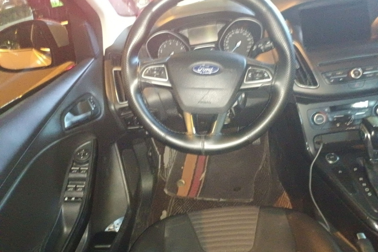 福特 福克斯 2017款 三厢 EcoBoost 180 自动精英型中控内饰13