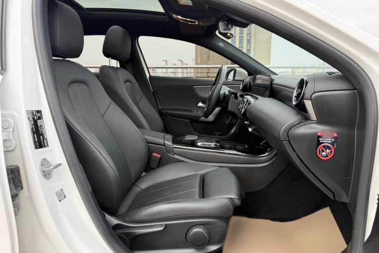 奔驰A级 2021款 A 180 L 运动轿车局部细节41