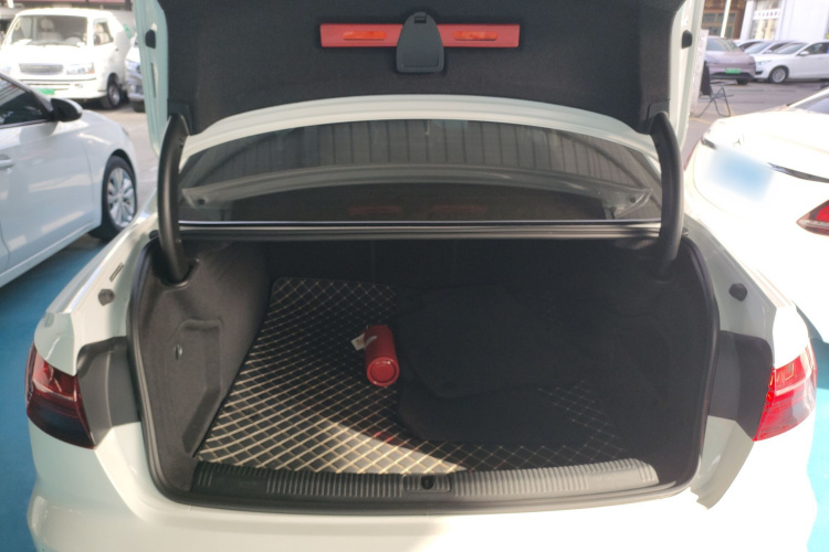 奥迪A4L 2023款 40 TFSI 时尚动感型机舱底盘23