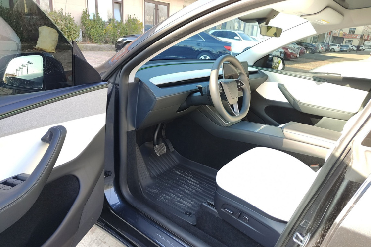 特斯拉 Model Y 2025款 后轮驱动版中控内饰20