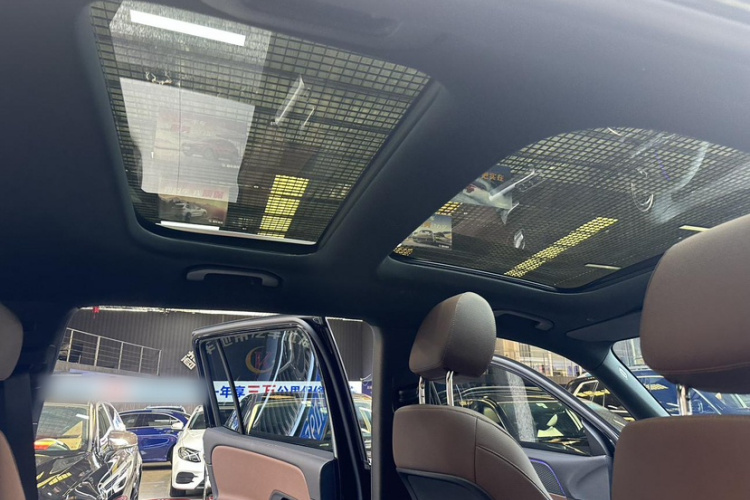 奔驰GLB 2024款 GLB 200 动感型中控内饰7015